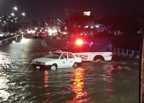 La lluvia que se registró este lunes provocó inundaciones, caos vehicular y cierre de avenidas, así como el rescate de dos personas que eran arrastradas por la corriente de agua. Foto Claudio Bañuelos