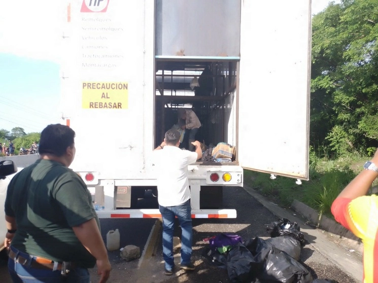 200 migrantes de origen guatemalteco fueron rescatados de un tractocamión que los abandonó en una carretera de Veracruz. Foto La Jornada
