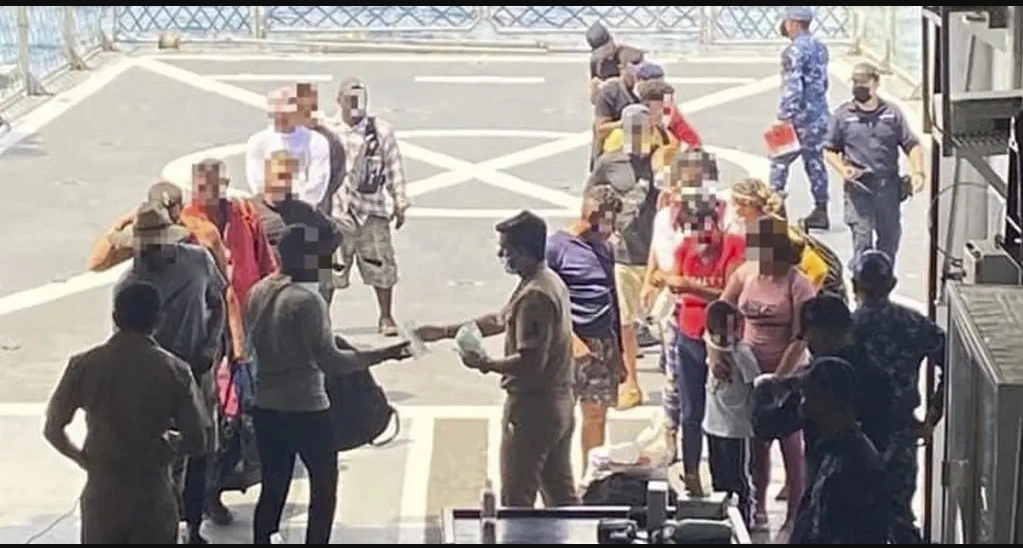 Elementos de la Secretaría de Marina rescataron a 21 balseros cubanos a 408 kilómetros al noreste de Puerto Progreso, Yucatán. Foto Semar