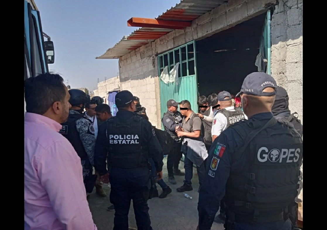 Elementos de la SSC de Tlaxcala trasladan a los migrantes ubicados en Ixtenco; los viajeros quedaron bajo el resguardo del INM. Foto Tomada del Twitter @SSC_TLX
