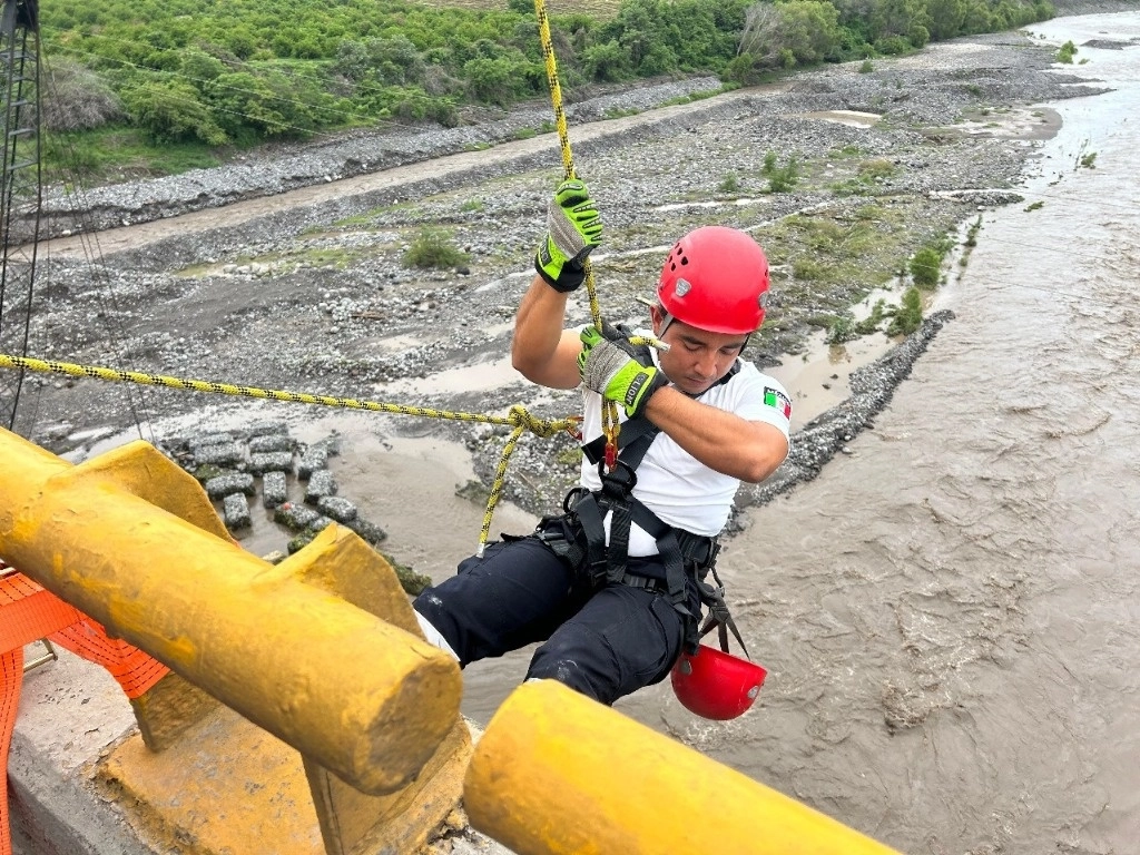 Oficiales de la UEPC, en colaboración con personal de las Unidades Municipales de Protección Civil de Armería y Tecomán, acudieron al lugar para rescatar a los 25 trabajadores. Foto Protección Civil Estatal Colima 