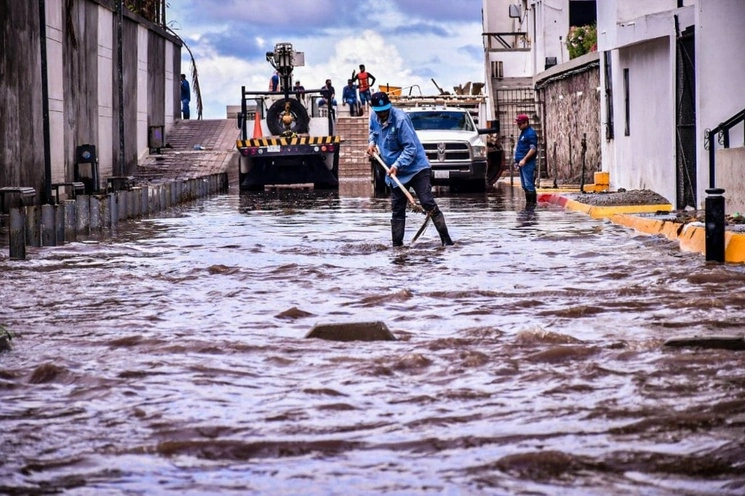 La tormenta que se registró la madrugada de este lunes en Mazatlán provocó varias inundaciones. Foto 'La Jornada'