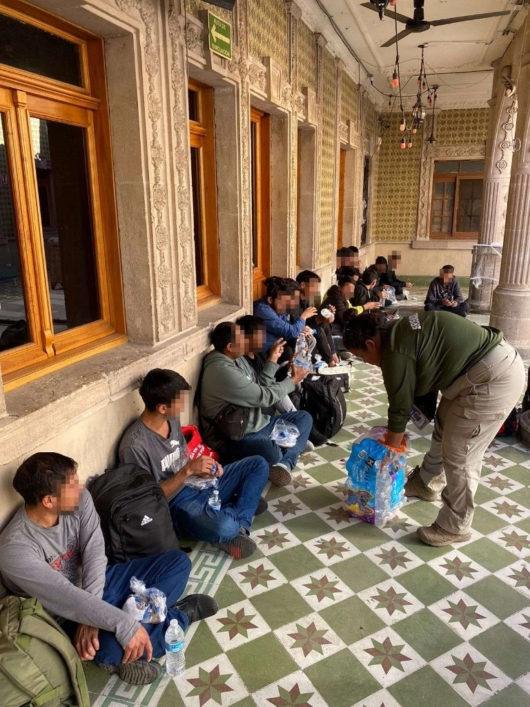 Personal de migración atendió a los migrantes. Foto La Jornada