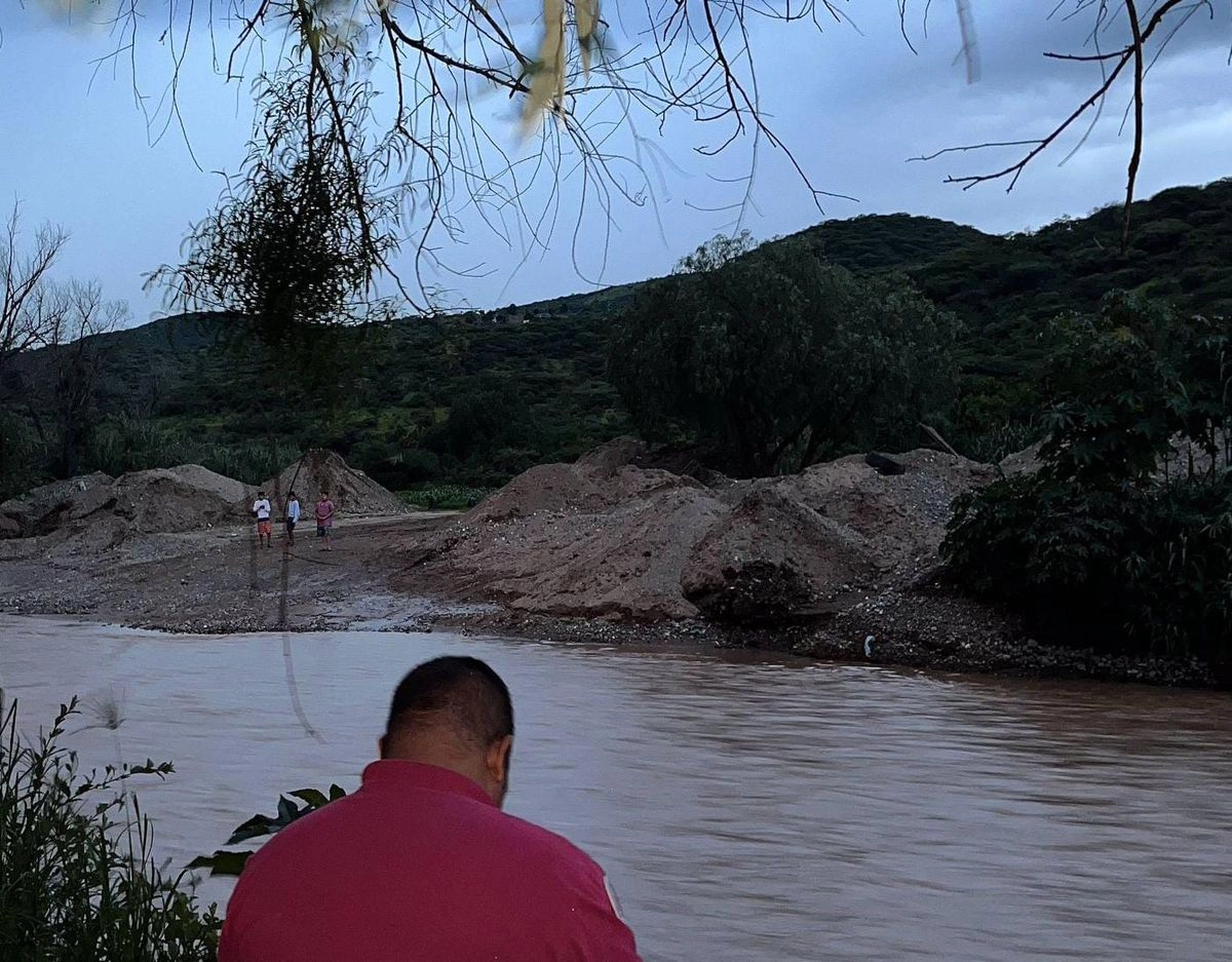 Rescatan a tres niños atrapados luego de la crecida del arroyo como consecuencia de las lluvias
