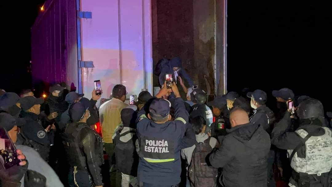 Un grupo de 33 migrantes fue rescatado por elementos de la policía municipal cuando era transportado en la caja de un tráiler que circulaba sobre la carretera a Belén, en Santiago Tepetitlán, en el municipio de San Martín de las Pirámides, el 1 de junio de 2022. Foto ‘La Jornada’