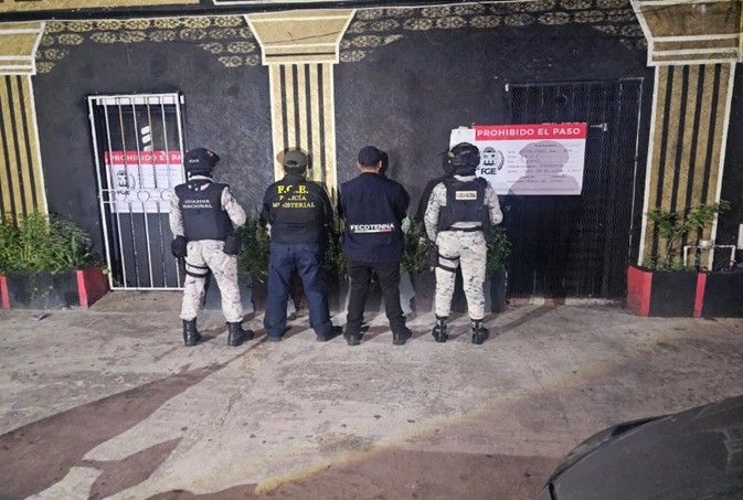 Las 16 mujeres rescatadas ofrecían servicios sexuales en el establecimiento ubicado en Cancún, por los que cobraban 3 mil pesos, de los cuales mil 500 entregaban al dueño del establecimiento.