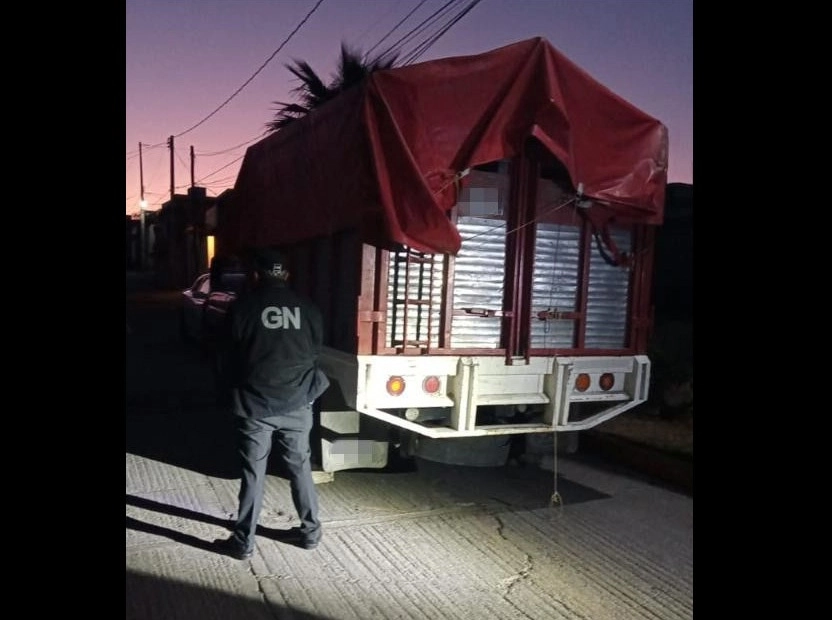 Un grupo de 35 migrantes provenientes de Centroamérica fueron rescatados por elementos de la Guardia Nacional cuando eran trasladados, escondidos y hacinados, en una camioneta de redilas. Foto tomada del Twitter del @INAMI_mx