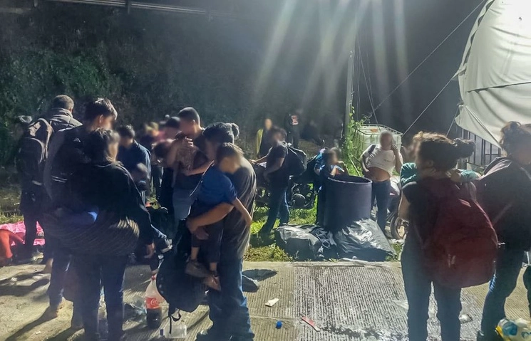 Los extranjeros, incluidos niños, fueron detectados en el vehículo por agentes del Instituto Nacional de Migración a la altura de la caseta de cobro de Cosamaloapan, Veracruz, al escuchar gritos y golpes en la parte trasera de la unidad; hacinados, resentían la deshidratación. Foto INM