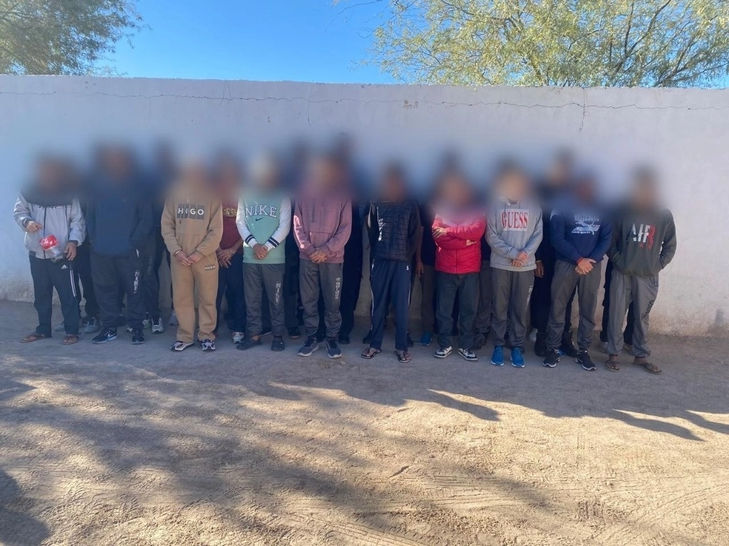 Un total de 36 migrantes que se encontraban privados de su libertad en condiciones de hacinamiento fueron rescatados en un operativo conjunto de elementos de la Secretaría de la Defensa Nacional y la Agencia Ministerial de Investigación Criminal. Foto Cristina Gómez Lima