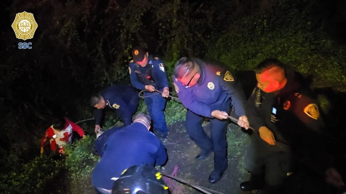 Paramédicos de la Cruz Roja atendieron y diagnosticaron a un menor de 16 años con probable fractura de pierna derecha y laceración en parietal frontal izquierdo de cuatro centímetros, el cual fue trasladado por su familiar a un hospital para su atención médica. Foto 

