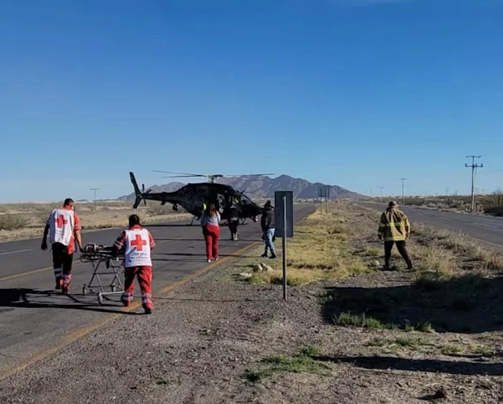 Tres migrantes venezolanos y una mujer migrante de Colombia fueron rescatados por un helicóptero de la Policía Estatal la mañana de este martes, tras permanecer pérdidos 48 horas en los médanos del desierto de Samalayuca. Foto 'La Jornada'