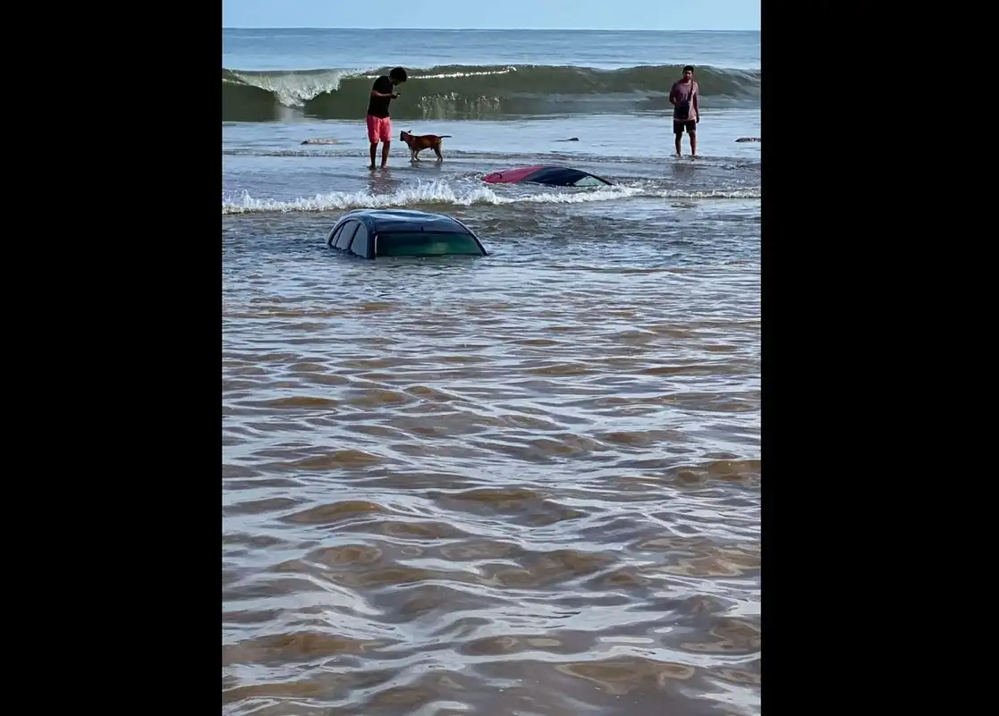 Vehículos arrastrados hasta la playa y al lecho del río que cruza por el poblado de Sayulita en Bahía de Banderas, Nayarit. Foto Facebook de Joss Garcia