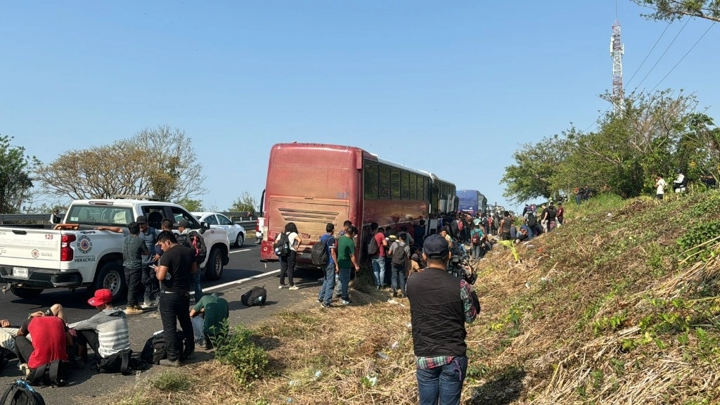 Unos 400 migrantes fueron abandonados al interior de tres autobuses en la carretera Nuevo Teapa-Acayucan, en el municipio de Jáltipan, Veracruz, el 2 de mayo de 2024. Foto Sayda Chiñas