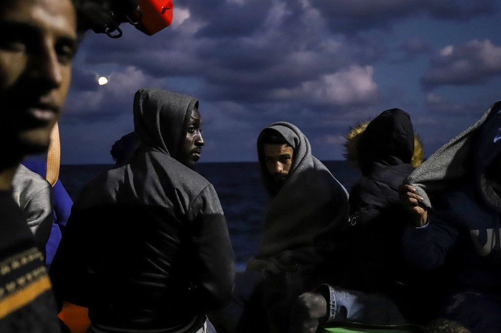 Embarcaciones y un helicóptero de la Armada de Grecia rescataron a los migrantes que viajaban en un barco al sur de la isla de Creta, en el mar Mediterráneo. Foto Ap 