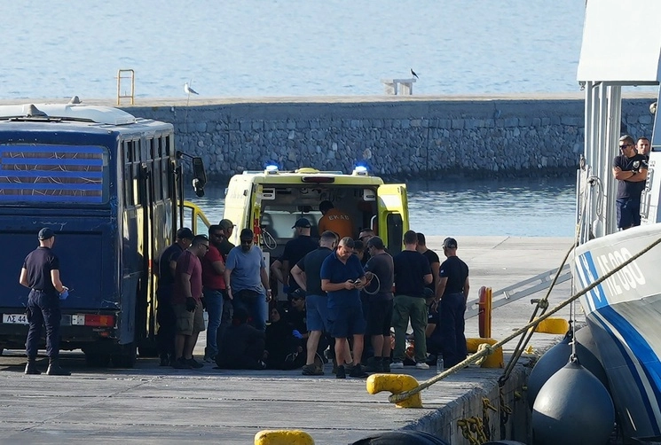 Los 43 migrantes viajaban en una frágil embarcación al sureste de la isla griega de Lesbos. Foto Ap / Archivo