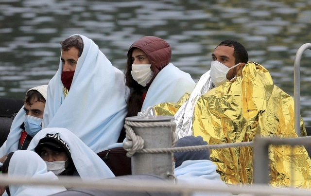 El viernes, un grupo fue rescatado en el Canal de la Mancha luego de un incidente en el bote en el que viajaban. Foto Ap
