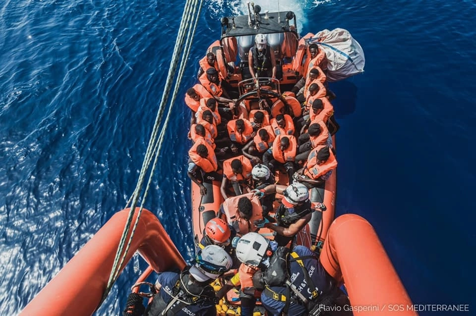 El buque Ocean Viking rescató a 106 personas que viajaban en una embarcación de madera en Mediterráneo, el 1 de agosto de 2021. Foto tomada de la cuenta de Facebook @SOSMEDITERRANEE