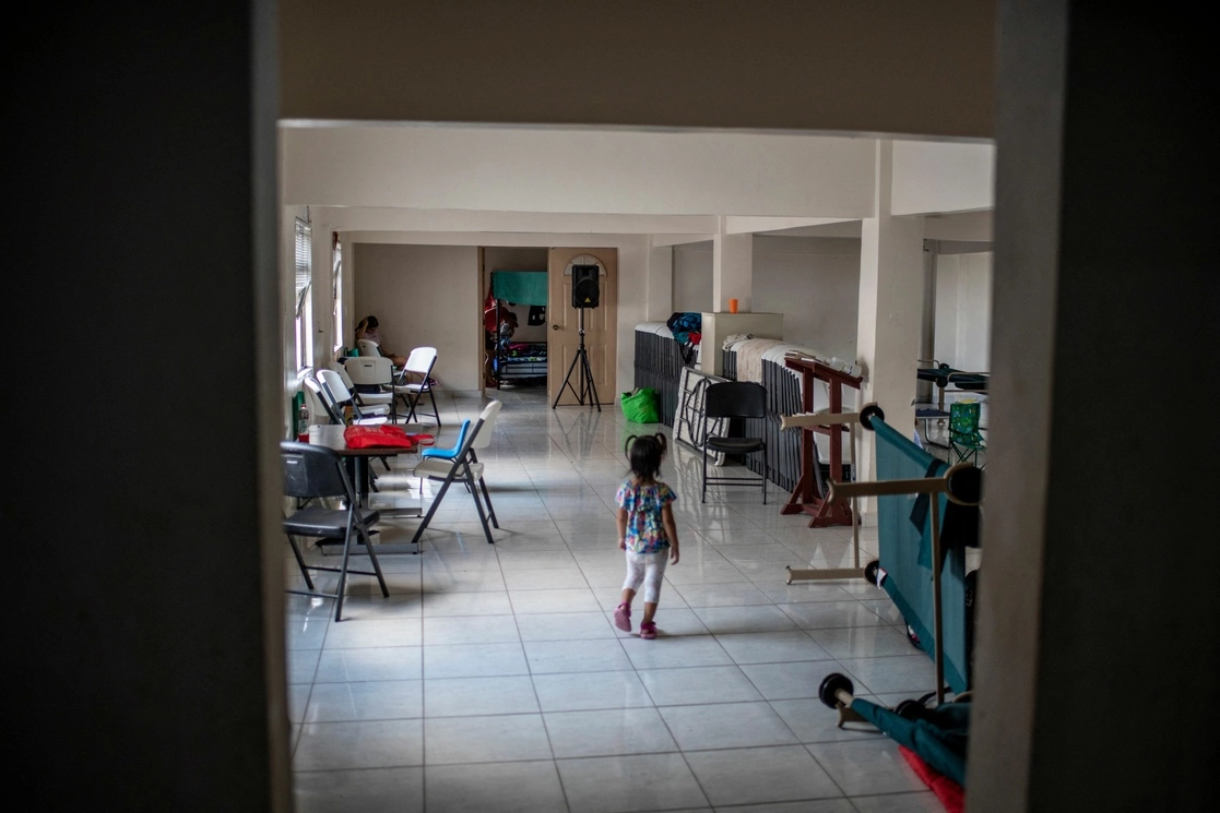 Un niño migrante camina por un refugio para migrantes en Matamoros, México. Foto Afp / Archivo