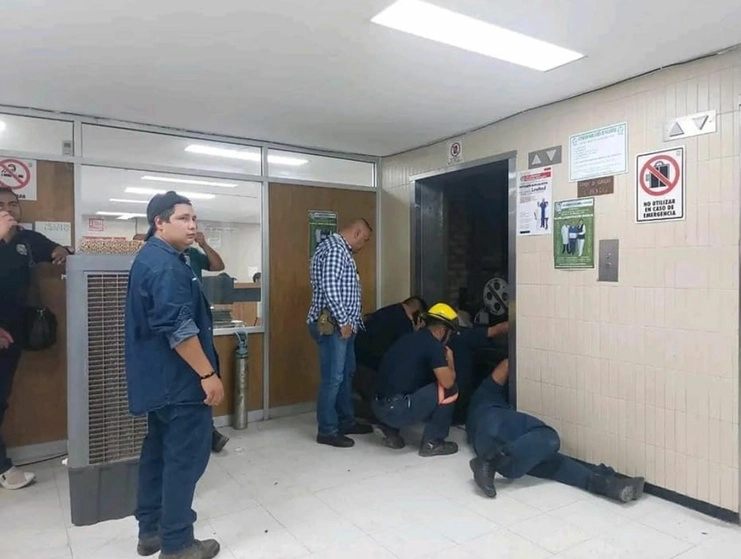 Siete derechohabientes quedaron atrapados dentro de uno de los elevadores del Hospital General de Zona número 7 en Monclova, Coahuila, el 9 de agosto de 2023. Foto tomada de redes sociales


