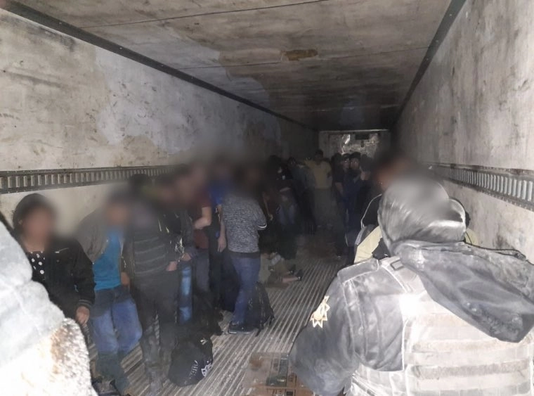 Migrantes provenientes de Nicaragua, El Salvador, Honduras y Guatemala fueron rescatados en el municipio de China, Nuevo León. Foto tomada del Twitter @INAMI_mx 