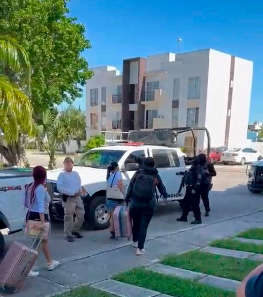 Ocho mujeres de nacionalidad colombiana, presuntas víctimas de trata de personas en su modalidad de prostitución ajena, fueron rescatadas en el fraccionamiento Misión Las Flores, municipio de Solidaridad, el 26 de marzo de 2024. Foto Patricia Vázquez