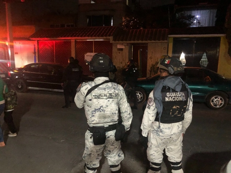Personal de diversas corporaciones de seguridad apoyaron en el operativo de rescate de migrantes en Ecatepec. Foto Javier Salinas