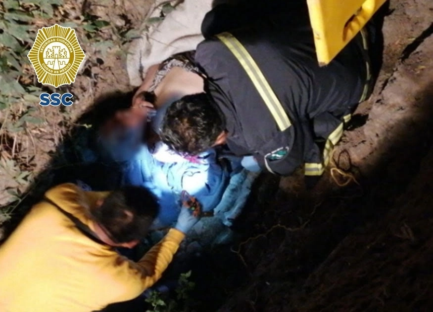 Paramédicos que arribaron al sitio diagnosticaron fractura expuesta en el hombro derecho del adulto mayor. Foto cortesía SSC