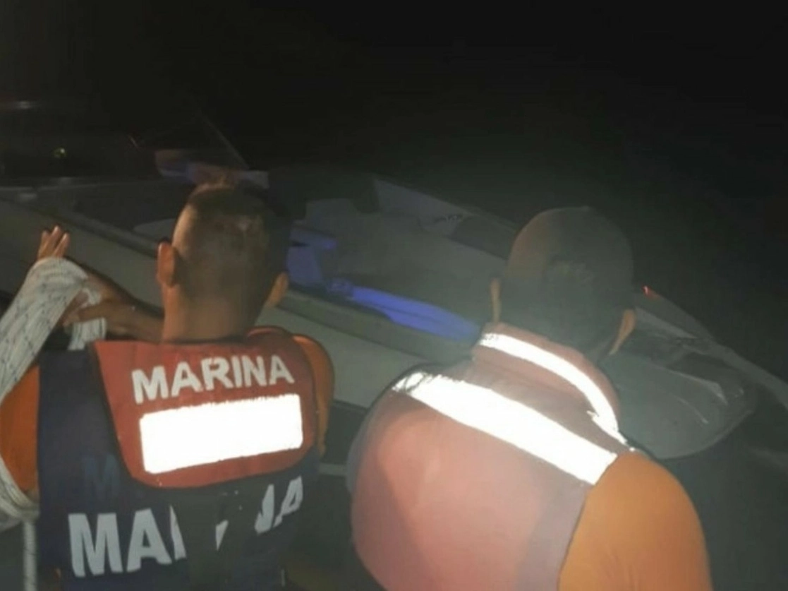 Una mujer y cuatro hombres viaajaban a bordo del bote con fallas mecánicas. Foto cortesía Secretaría de Marina