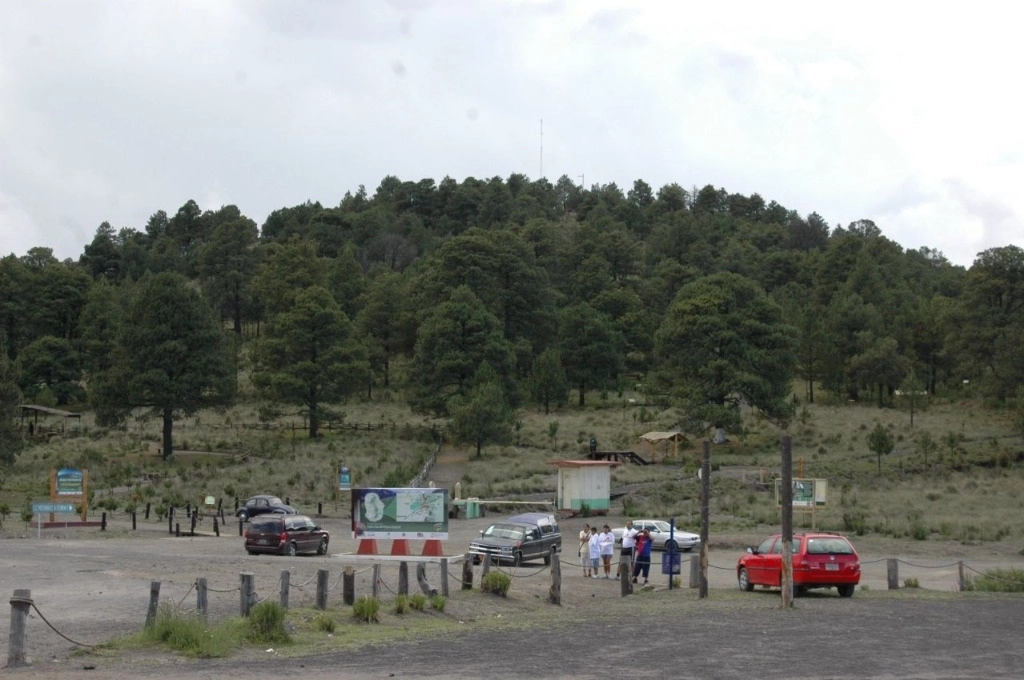 El Parque Nacional Izta-Popo camino a los volcanes Iztaccíhuatl y Popocatépetl que comunican con el paso de Cortés. Foto Cuartoscuro / Archivo