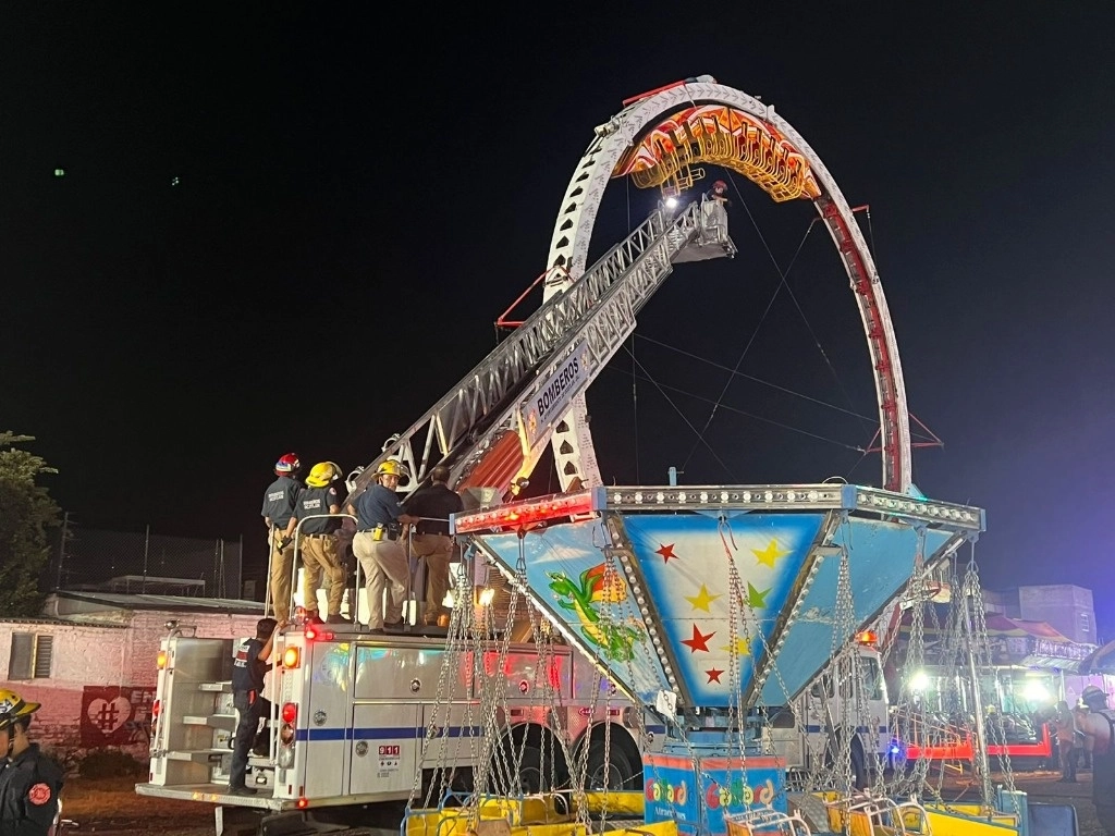El equipo de Protección Civil y Bomberos de Ocotlán rescató a cinco personas atrapadas en un juego mecánico. Foto Cortesía Protección Civil de Ocotlán