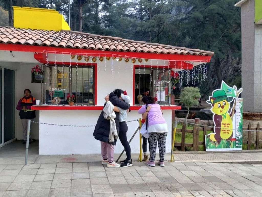 Luego de su rescate, los cuatro jóvenes fueron llevados con sus familiares al parque Ecoturístico Dos Aguas. Foto La Jornada