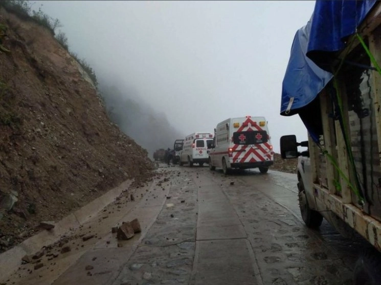 Elementos de la Cruz Roja recorren la Sierra Sur de Oaxaca en apoyo de las comunidades que quedaron incomunicadas por los deslaves derivados del sismo del pasado martes. Foto tomada de Twitter @cruzrojaoaxaca