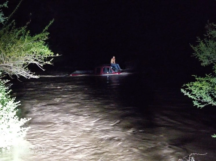 Dos jóvenes que viajaban a bordo de una camioneta, la cual fue arrastrada por la corriente del Río Bolaños, fueron rescatados con vida en la comunidad de Mamatla, municipio de San Martín de Bolaños. Foto cortesía de Protección Civil del estado