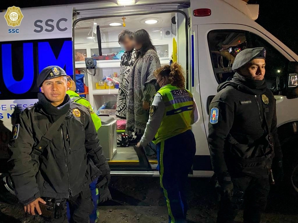 Personal del Escuadrón de Rescate y Urgencias Médicas rescató a dos jóvenes que se extraviaron en la zona boscosa conocida como el “Pico del Águila”, en la alcaldía Tlalpan, Ciudad de México. Foto cortesía SSC-CDMX