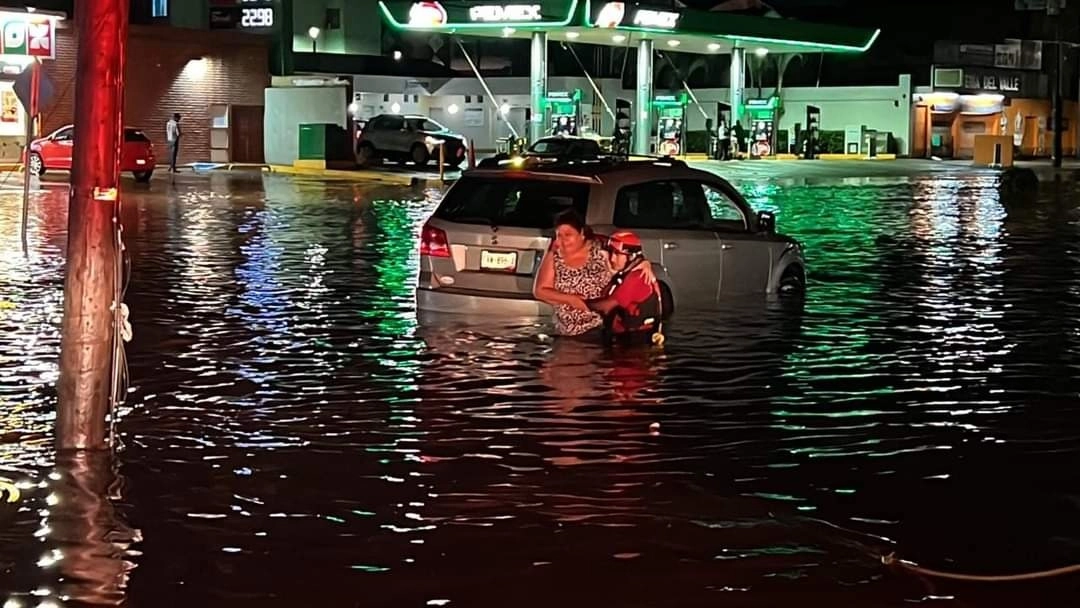 Dos personas fueron rescatadas, luego de la fuerte tormenta en el municipio de Manzanillo que provocó inundaciones en diversas calles. Foto cortesía PC Manzanillo