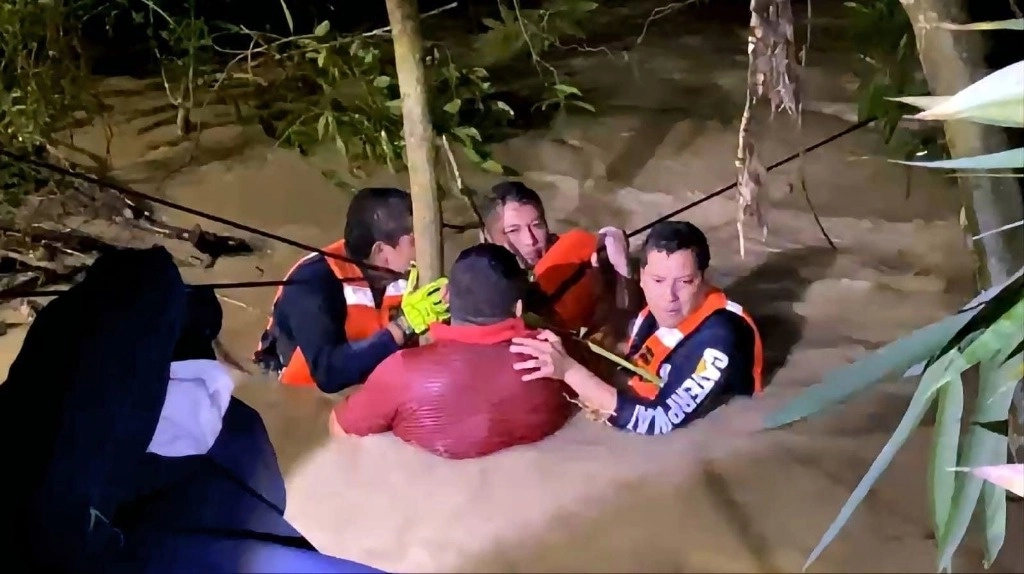 Tras el desbordamiento del río Cazones, en Veracruz, una familia quedó atrapada siete horas. Foto La Jornada