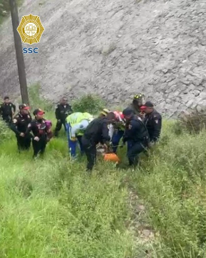 Policías de la Secretaría de Seguridad Ciudadana y paramédicos del ERUM auxiliaron a un hombre de 52 años que cayó a un barranco de aproximadamente 20 metros de altura, en la calle de Perdiz, colonia Ave Real, en la alcaldía Álvaro Obregón.  Imagen cortesía de la SSC