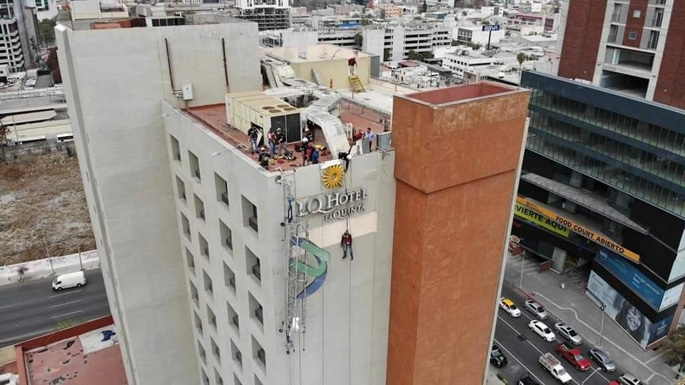 Una de las personas que fueron rescatadas en un hotel de Monterrey, permaneció colgado de un arnés más de media hora, el 9 de marzo de 2021. Foto cortesía Protección Civil de Nuevo León