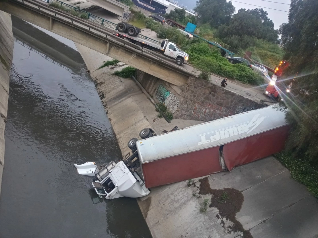 Un joven de 19 años de edad fue rescatado de la cabina de un tráiler que cayó en el canal de aguas negras del Emisor Poniente, el 1 de septiembre de 2021. Foto ‘La Jornada’