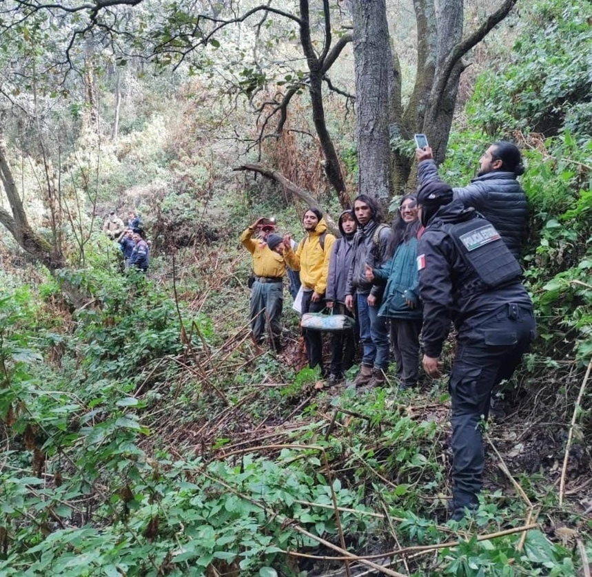 Tras 12 horas de búsqueda, elementos de protección civil y bomberos rescataron a seis jóvenes y una perrita, que se encontraban extraviados en la Sierra de Guadalupe, Coacalco. Foto La Jornada 