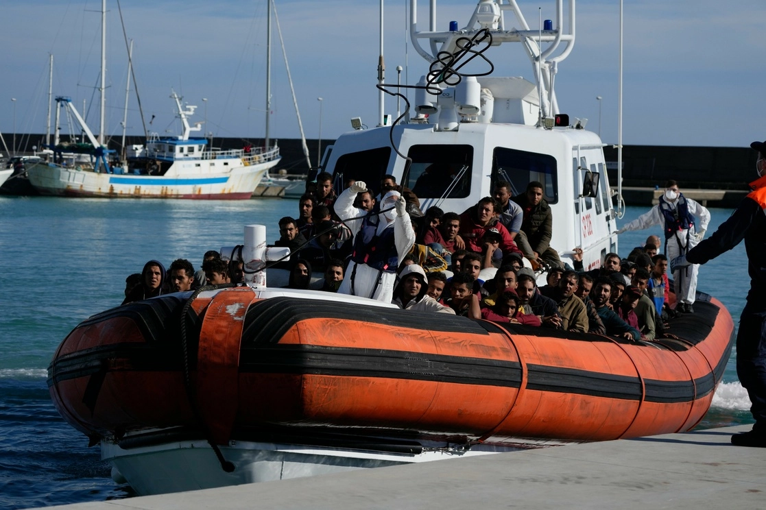 Migrantes y refugiados ingresan en el puerto de Roccella Jonica, región de Calabria, sur de Italia, el domingo 14 de noviembre de 2021. Foto Ap