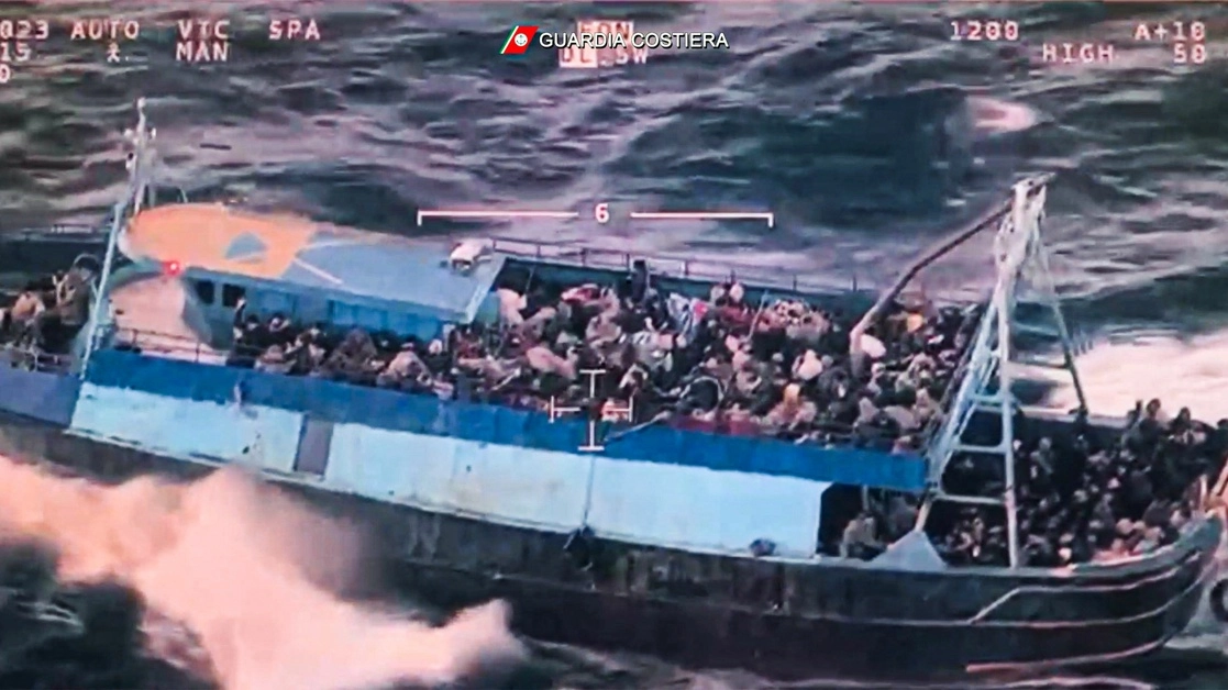 La Guardia Costera italiana muestra un bote sobrecargado de migrantes durante una operación de rescate de la Guardia Costera frente a la costa de Calabria, en el sur de Italia. Foto Afp