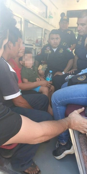 Los hechos se dieron alrededor de las 9:00 de la mañana del domingo, cuando presuntamente los padres del menor, Eduardo Yair, salieron al patio de su casa para criar a sus gallinas, pero no se percataron que el menor caminó al final del terreno que colinda con los montes del lugar.

