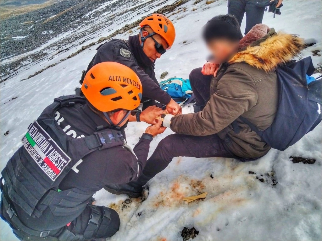 Rescatistas curaron las heridas en el lugar y luego lo ayudaron a descender. Foto La Jornada
