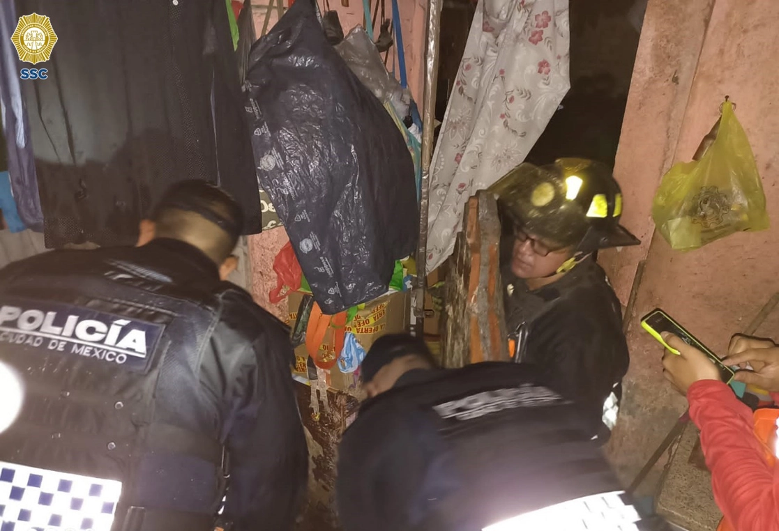 La mujer quedó atrapada tras la caída del techo de su vivienda, ubicada en la alcaldía Benito Juárez. Foto cortesía SSC
