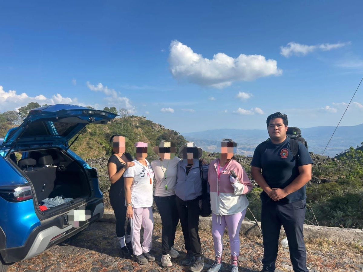 Bomberos de Nayarit respondieron la llamda de auxilio y localizaron a las mujeres perdidas en las inmediaciones del volcán Ceboruco, en el municipio de Jala. Foto 