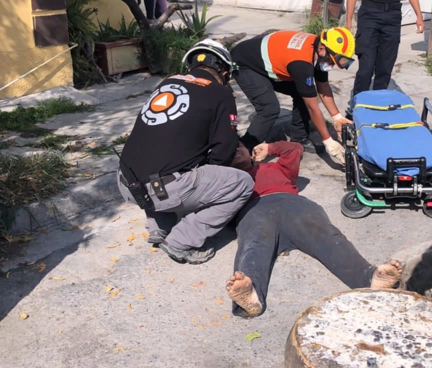 Elementos de Protección Civil del municipio de Escobedo realizaron las labores de rescate y aplicaron el protocolo de primeros auxilios al paciente que fue encontrado en una alcantarilla. Foto ‘La Jornada’