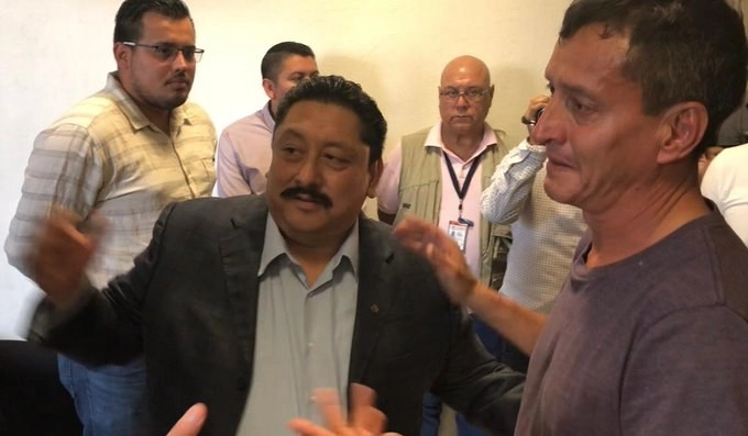 Adrián Fernández (a la derecha) se encuentra bien de salud, no se informó cómo fue liberado. Foto La Jornada