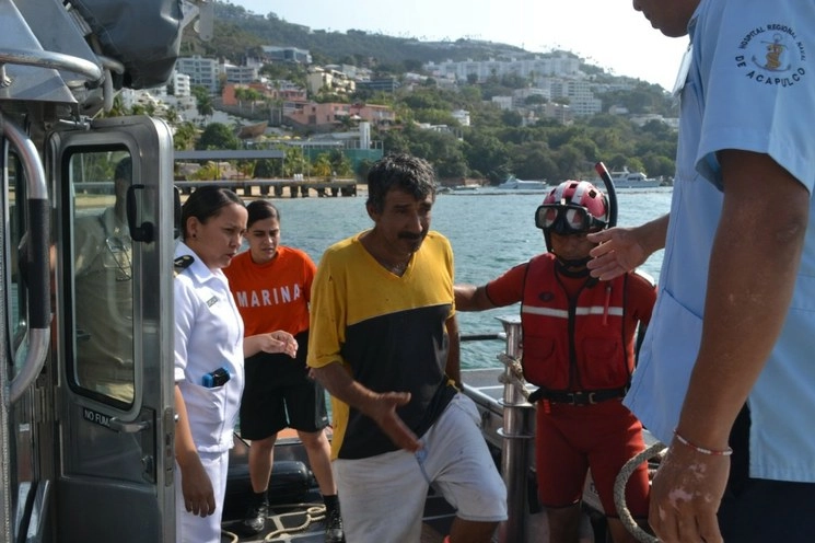 La Secretaría de Marina rescató a un pescador en las costas de Acapulco, Guerrero, el 23 de marzo de 2020. Foto Semar