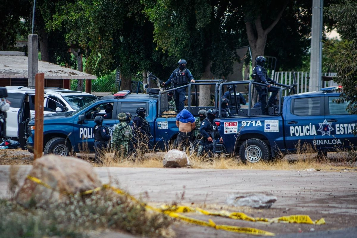Elementos de la Policía Estatal Preventiva de Sinaloa rescataron a su integrante gracias a que contaba con un geolocalizador, lo que permitió su rápida ubicación. Foto 